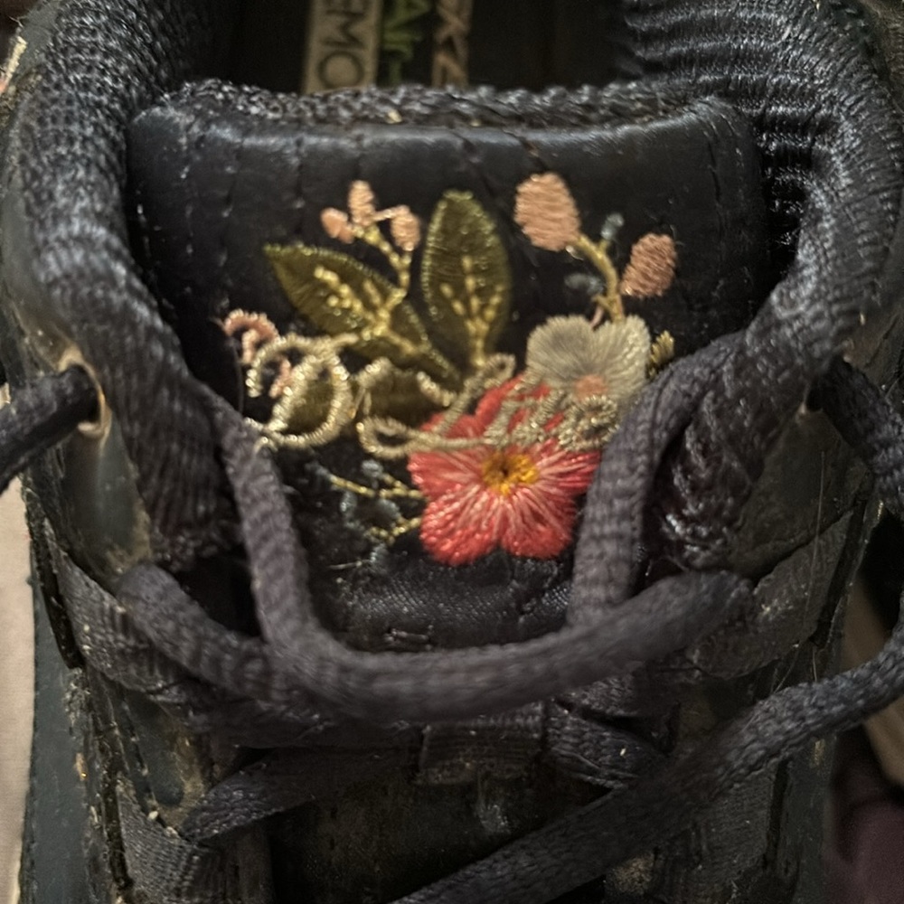 Skechers D’lites w/ Air-Cooled Memory Foam. - Picture 2 of 6